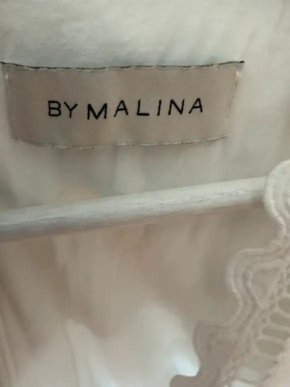 🤍 By Malina vit romantisk klänning med puffärm, student/midsommar