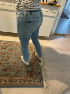 7 for all Mankinds ljusblå lågmidjade skinny jeans