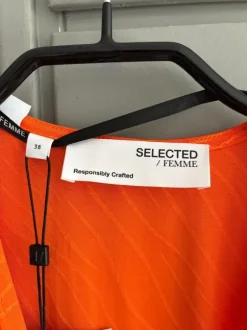 Aldrig använd klänning i storlek 38 från Selected Femme