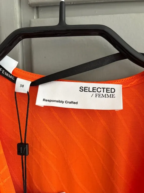 Aldrig använd klänning i storlek 38 från Selected Femme