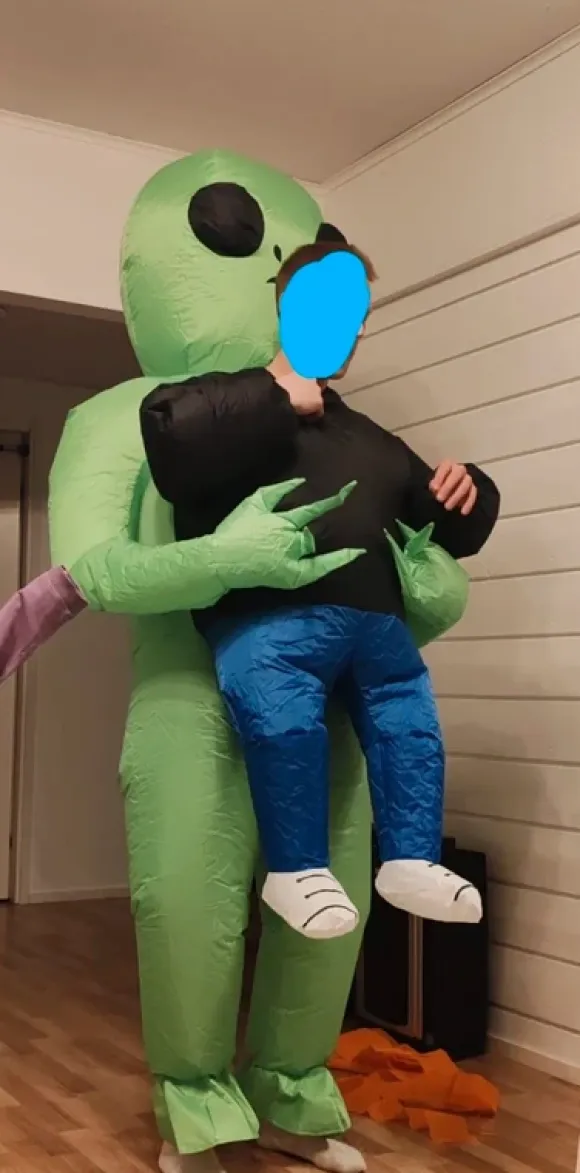 Alien naamiaisasu