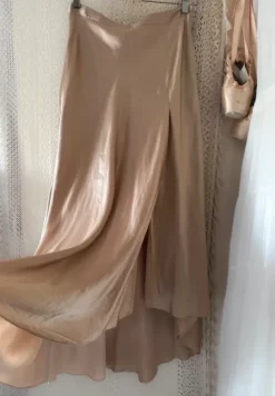 Asymmetrisk guld satin maxi nederdel fra Massimo Dutti