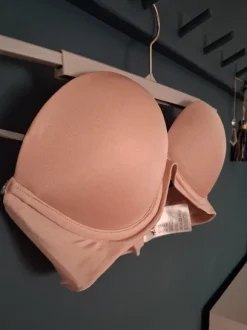 Axelbandslös bh med push up effekt från H&M strl 75B
