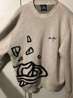 Beige stickad tröja med grafiskt tryck – stilren & unik