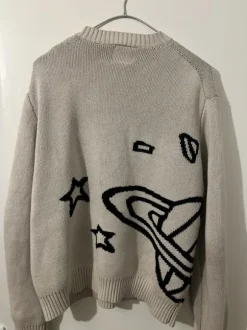 Beige stickad tröja med grafiskt tryck – stilren & unik