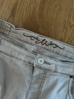 Beige Y2K jeans med broderade detaljer