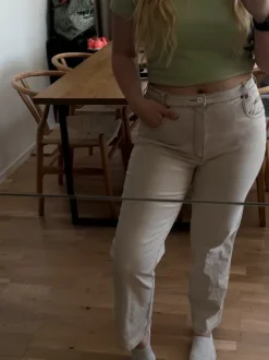 Beige Y2K jeans med broderade detaljer