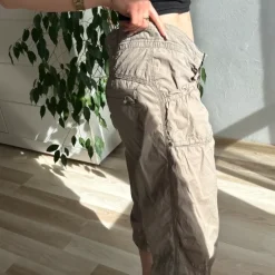beżowe rybaczki capri pants cargo 3/4 z dużymi kieszeniami