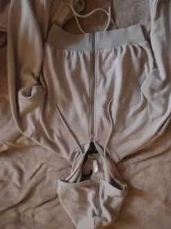 Beżowy komplet dresowy cropped hoodie + spodnie