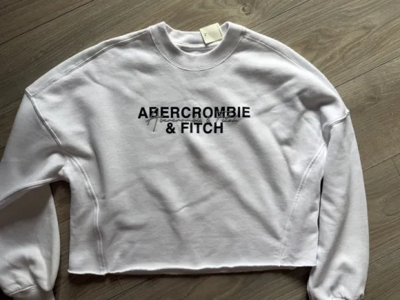 Biała krótka bluza Abercrombie & Fitch z UsA– NOWA z metką