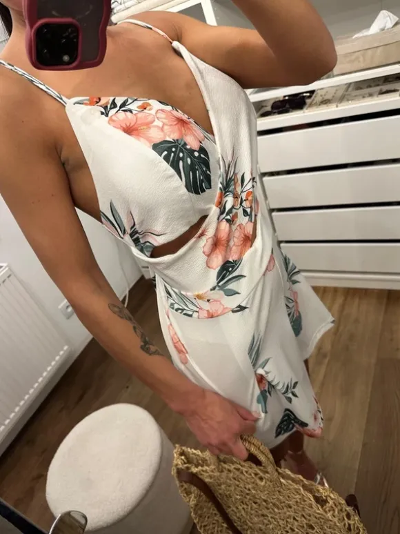 Białe letni kombinezon w kwiatki z wycięciami casualowy elegancki wiosna lato classy it girl 42/XL
