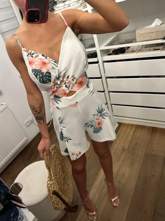 Białe letni kombinezon w kwiatki z wycięciami casualowy elegancki wiosna lato classy it girl 42/XL