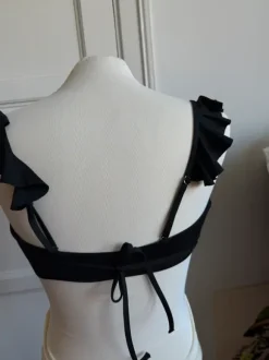 Bikini justerbar i svart med volang