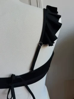 Bikini justerbar i svart med volang