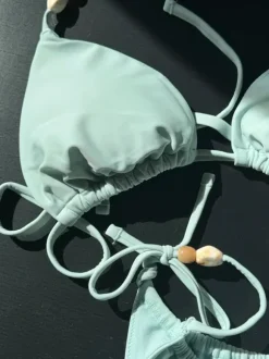 Bikini med knytdetaljer & pärlor