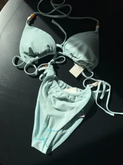 Bikini med knytdetaljer & pärlor