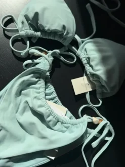 Bikini med knytdetaljer & pärlor