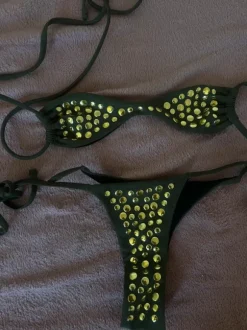 Bikini med nitter