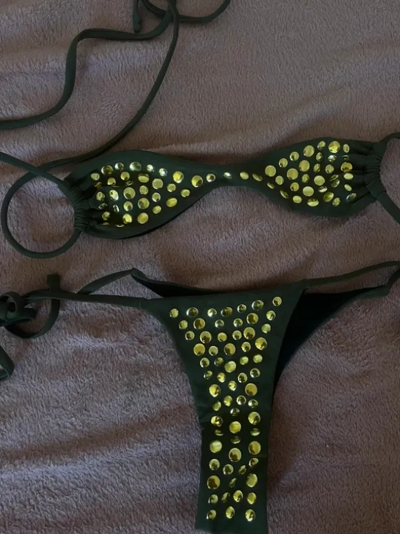 Bikini med nitter