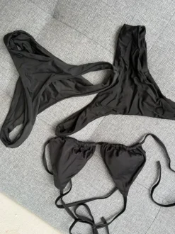 Bikini sæt (top og 2 par underdele)