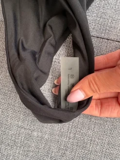 Bikini sæt (top og 2 par underdele)