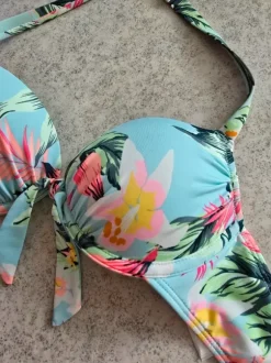 Bikinien yläosa