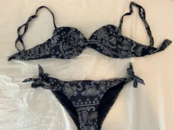 Blå, mønstret bikini