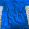Blå t shirt