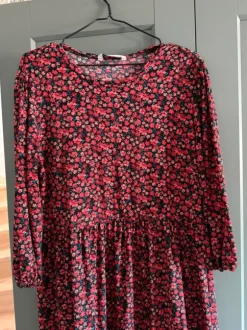 Blommig klänning storlek L