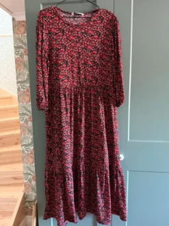 Blommig klänning storlek L