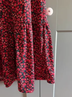 Blommig klänning storlek L