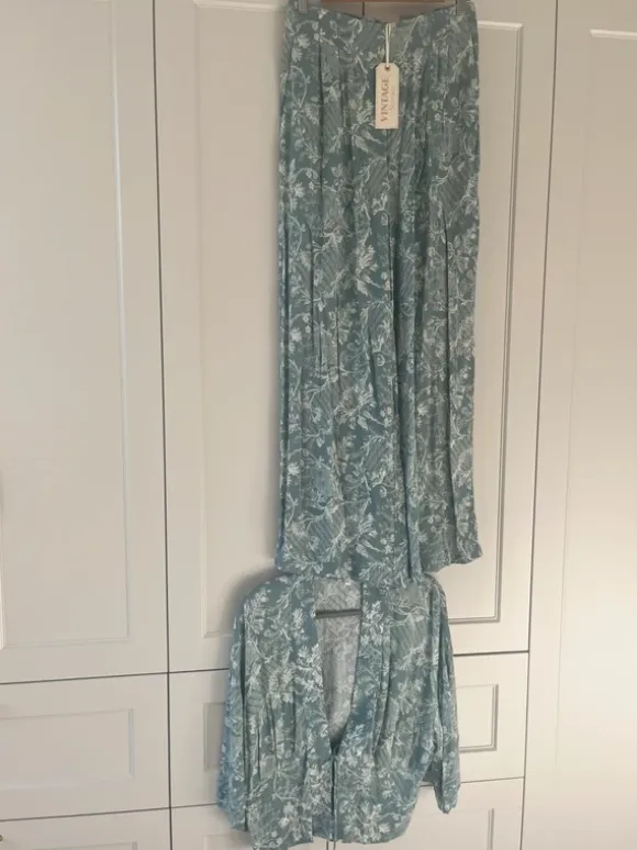 Blommigt set fest eller bröllop