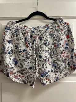 Blomstrede shorts