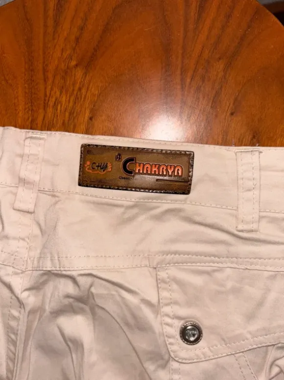 Broderade beige cargobyxor