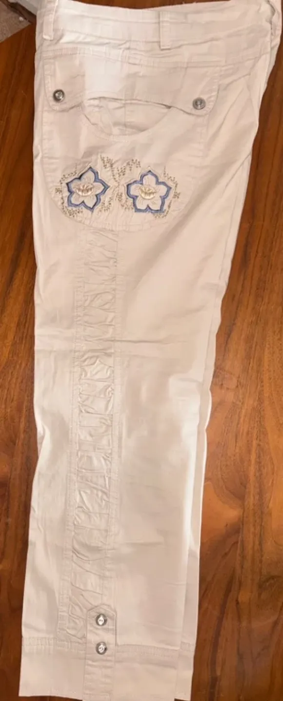 Broderade beige cargobyxor