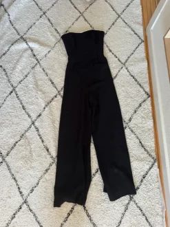 Buksedragt med bælte/snor 🖤🤍