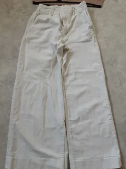 Bukser og strikbluse sæt. Str. S. Pris. 35.00kr.