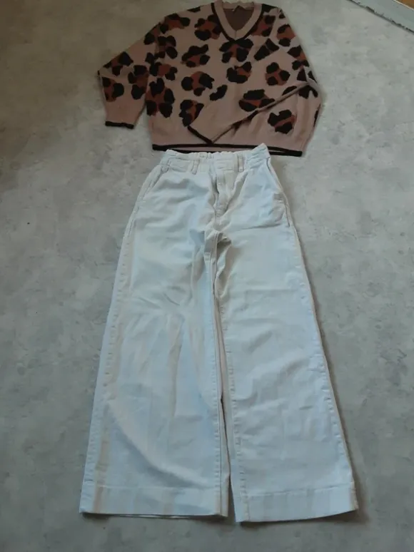 Bukser og strikbluse sæt. Str. S. Pris. 35.00kr.