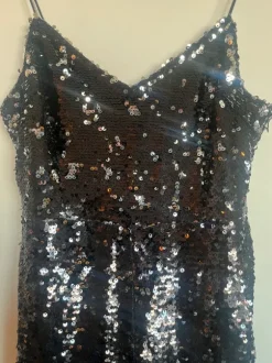 Byxdress med paljetter, Vanessa Moe