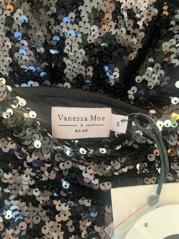 Byxdress med paljetter, Vanessa Moe