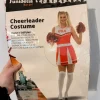 Cheerleader kostume med pomponer