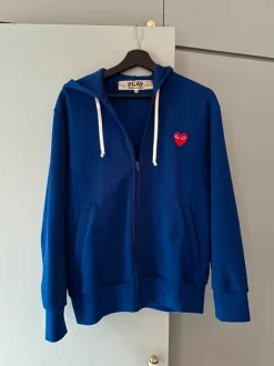 Comme des Garçons PLAY blå huvtröja, storlek M