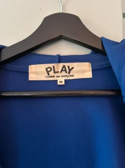 Comme des Garçons PLAY blå huvtröja, storlek M