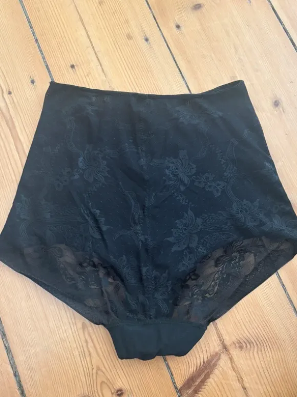 Control Shape Lace Shapewear Trusser.