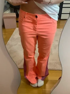 coola korall färgade jeans