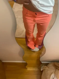 coola korall färgade jeans
