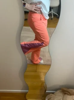 coola korall färgade jeans
