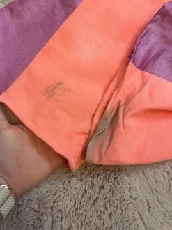 coola korall färgade jeans