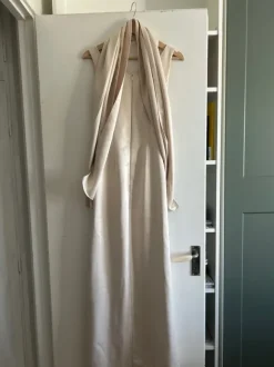 Cremefärgad balklänning med sjal