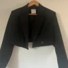 cropped czarna marynarka krótka bershka z poduszkami w ramionach